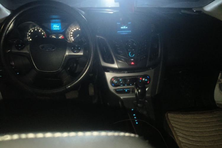 Used Ford Focus 2012 Hatchback 1.6L Automatic Fashion Edition Center Console