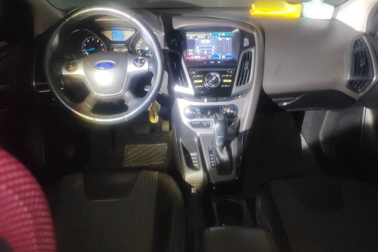 Used Ford Focus 2012 Sedan 1.6L Automatic Fashion Edition Center Console