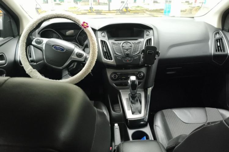Used Ford Focus 2012 Sedan 1.6L Automatic Fashion Edition Center Console