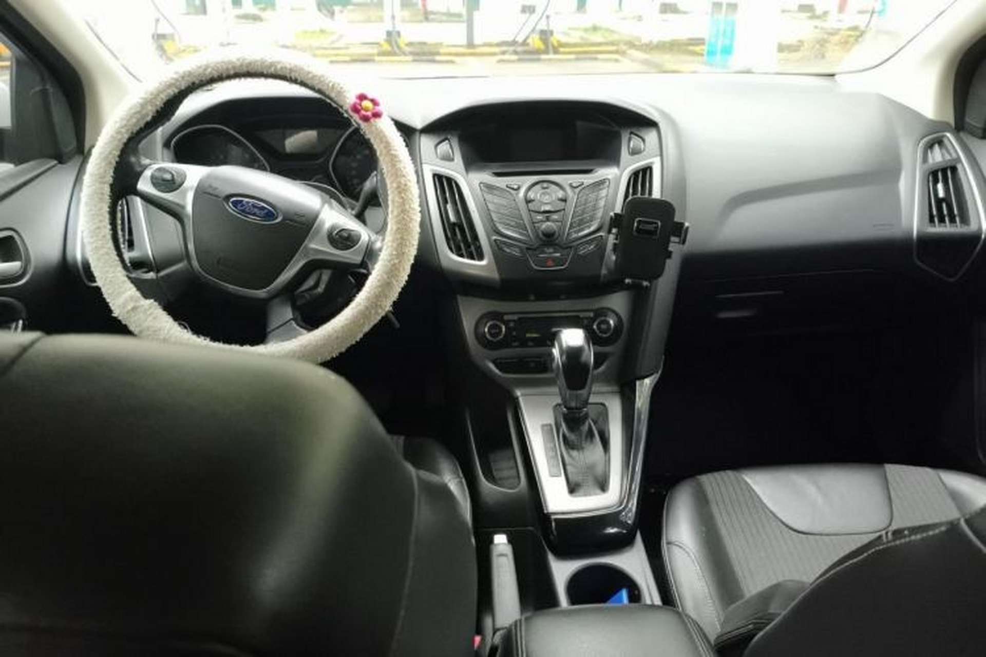 Used Ford Focus 2012 Sedan 1.6L Automatic Fashion Edition Center Console