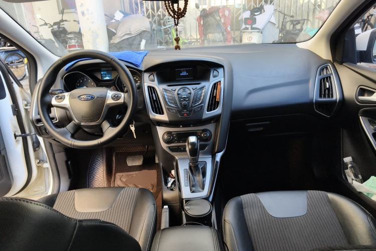 Used Ford Focus 2012 Sedan 1.6L Automatic Fashion Edition Center Console