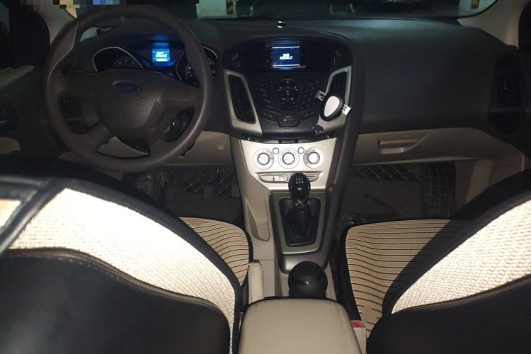 Used Ford Focus 2012 Sedan 1.6L Manual Comfort Model Center Console