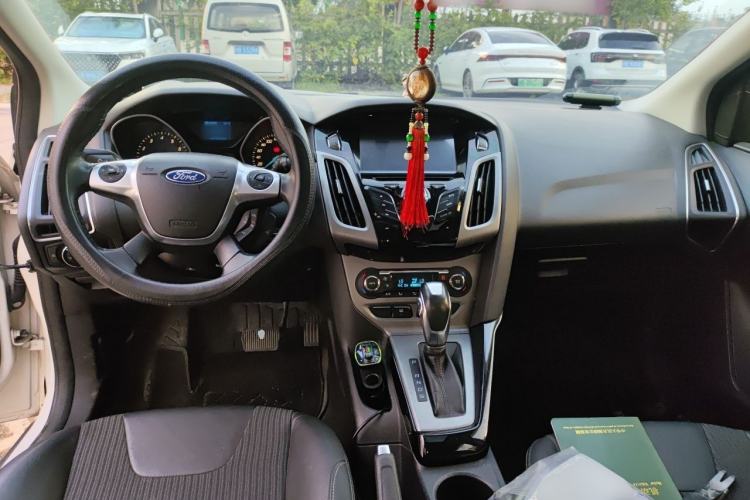 Used Ford Focus 2012 Hatchback 1.6L Automatic Fashion Edition Center Console