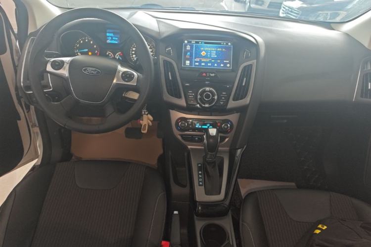 Used Ford Focus 2012 Sedan 1.6L Automatic Fashion Edition Center Console
