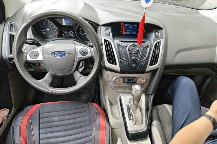 Used Ford Focus 2012 Hatchback 1.6L Automatic Fashion Edition Center Console