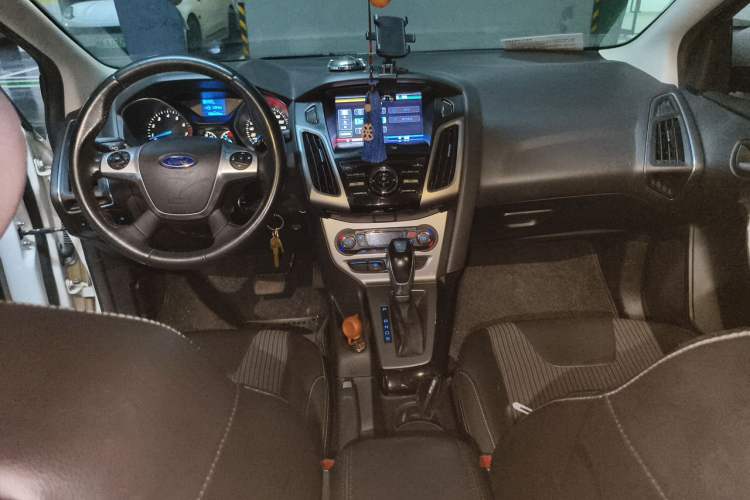 Used Ford Focus 2012 Sedan 1.6L Automatic Fashion Edition Center Console