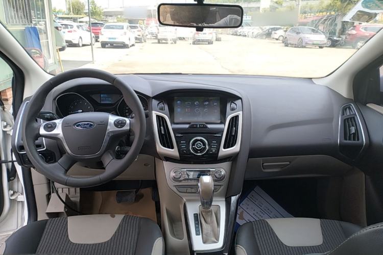 Used Ford Focus 2012 Sedan 1.6L Automatic Fashion Edition Center Console