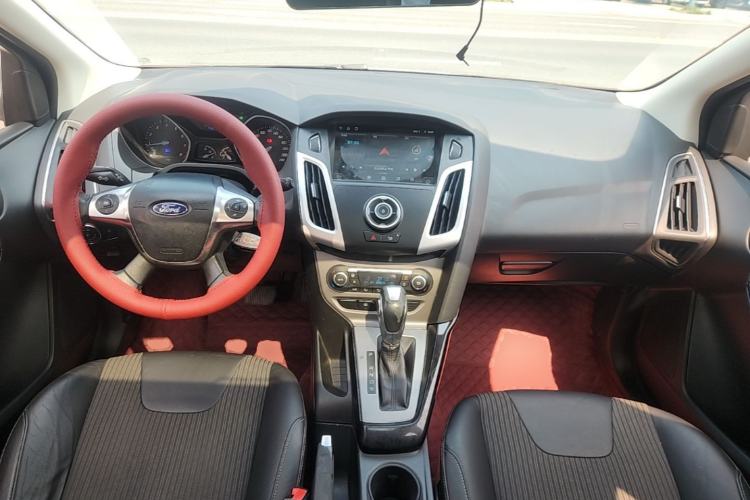 Used Ford Focus 2012 Hatchback 1.6L Automatic Fashion Edition Center Console