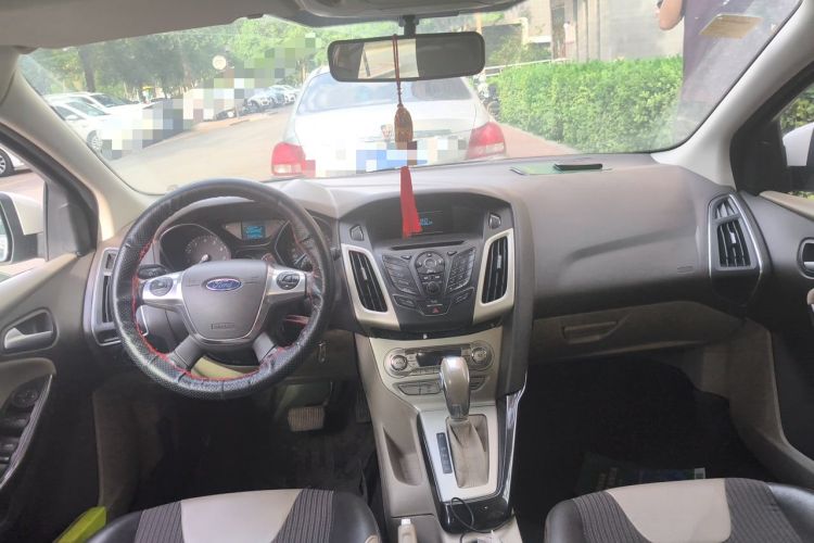 Used Ford Focus 2012 Hatchback 1.6L Automatic Fashion Edition Center Console