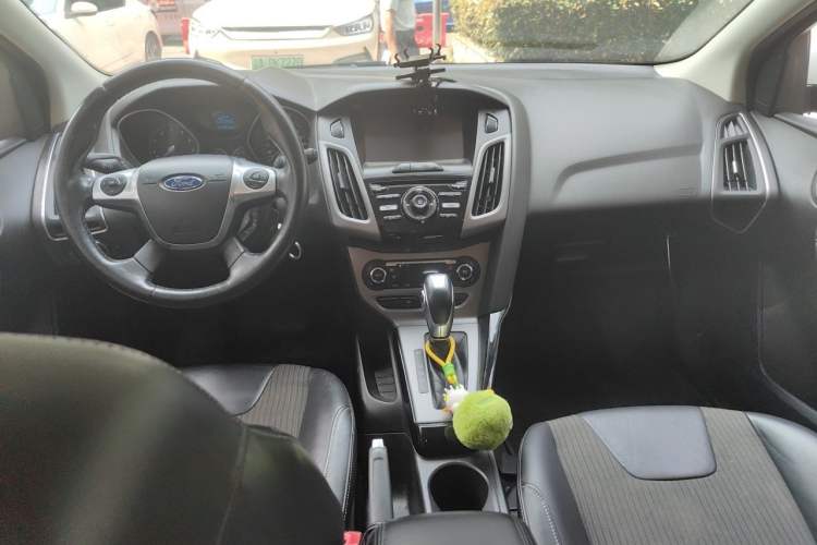 Used Ford Focus 2012 Hatchback 1.6L Automatic Fashion Edition Center Console