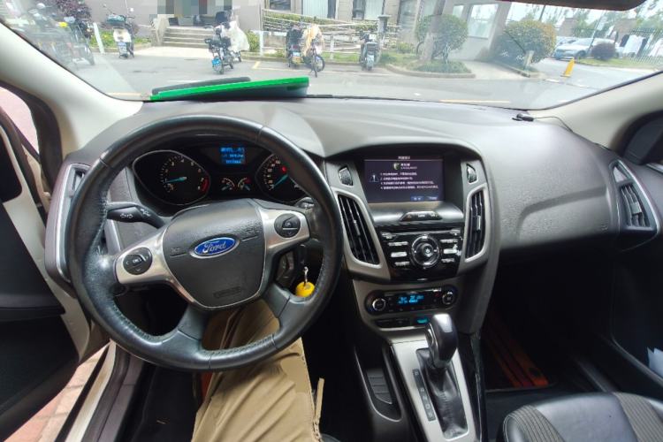 Used Ford Focus 2012 Sedan 1.6L Automatic Fashion Edition Center Console