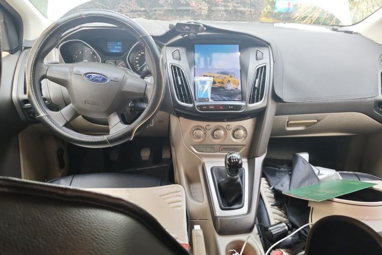 Used Ford Focus 2012 Sedan 1.6L Manual Comfort Model Center Console
