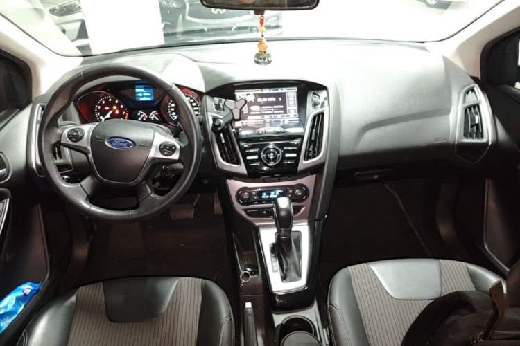 Used Ford Focus 2012 Sedan 1.6L Automatic Fashion Edition Center Console