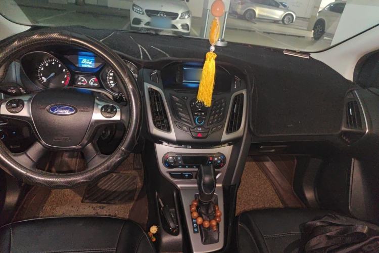 Used Ford Focus 2012 Hatchback 1.6L Automatic Fashion Edition Center Console