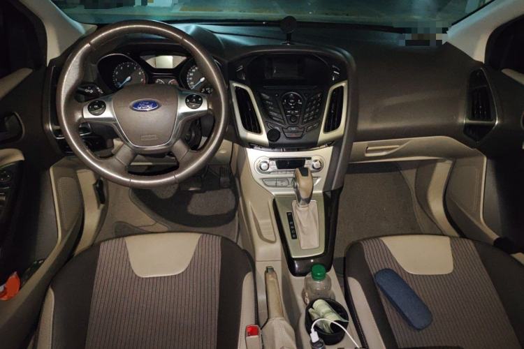 Used Ford Focus 2012 Sedan 1.6L Automatic Fashion Edition Center Console