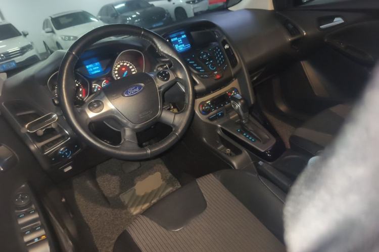 Used Ford Focus 2012 Sedan 1.6L Automatic Fashion Edition Center Console