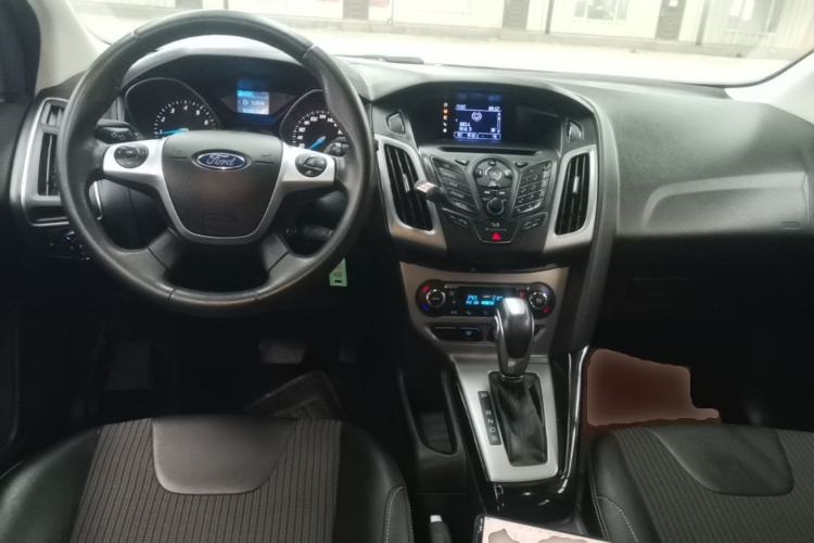 Used Ford Focus 2012 Hatchback 1.6L Automatic Fashion Edition Center Console