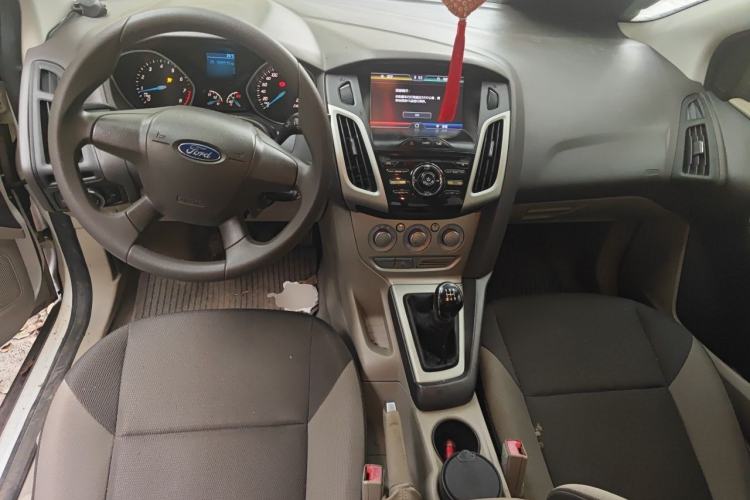 Used Ford Focus 2012 Sedan 1.6L Manual Comfort Model Center Console
