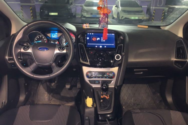 Used Ford Focus 2012 Sedan 1.6L Manual Fashion Edition Center Console