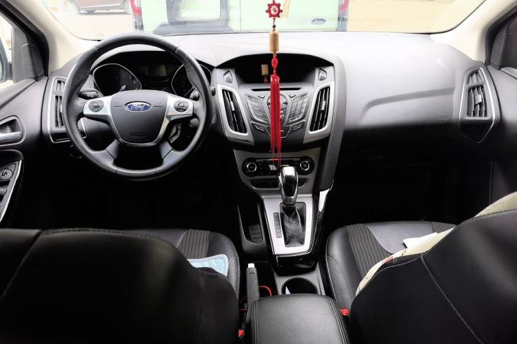 Used Ford Focus 2012 Sedan 1.6L Automatic Fashion Edition Center Console