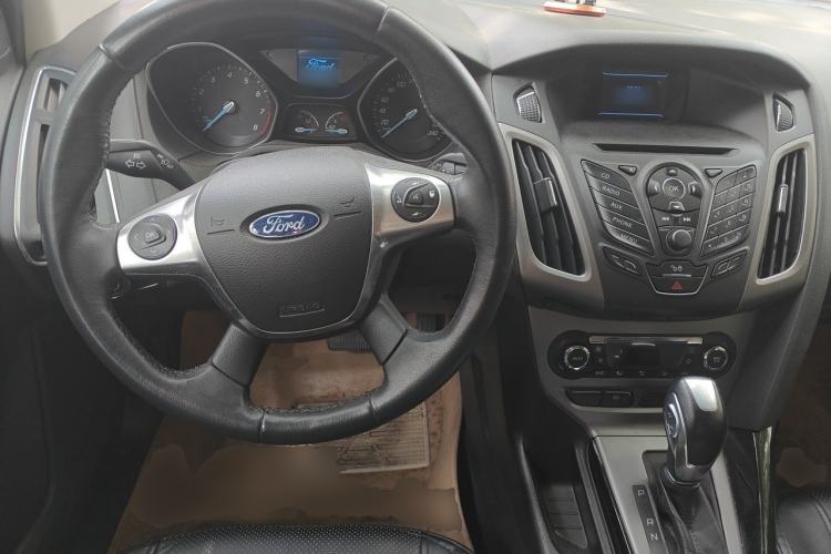Used Ford Focus 2012 Hatchback 1.6L Automatic Fashion Edition Center Console