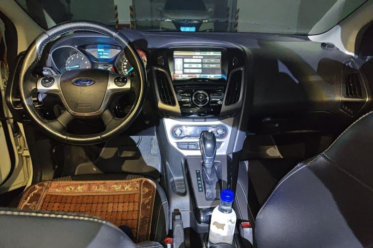 Used Ford Focus 2012 Sedan 1.6L Automatic Fashion Edition Center Console