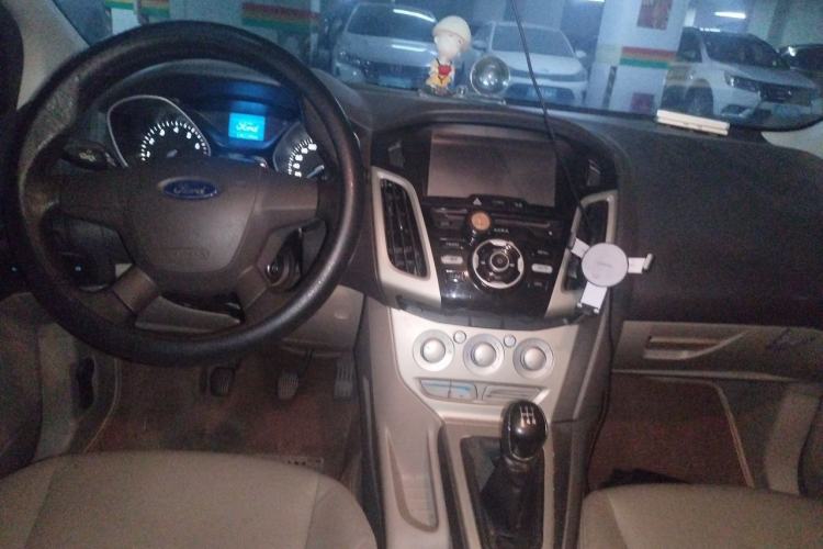 Used Ford Focus 2012 Sedan 1.6L Manual Comfort Model Center Console