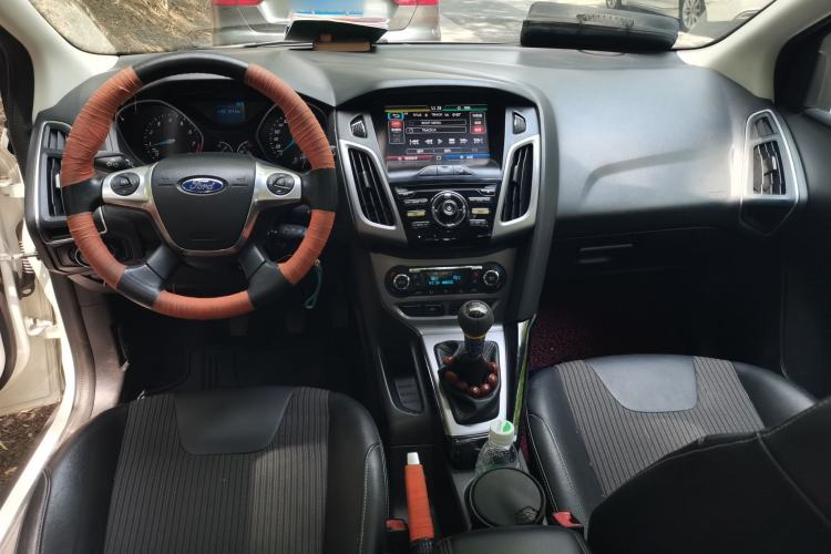 Used Ford Focus 2012 Sedan 1.6L Manual Fashion Edition Center Console