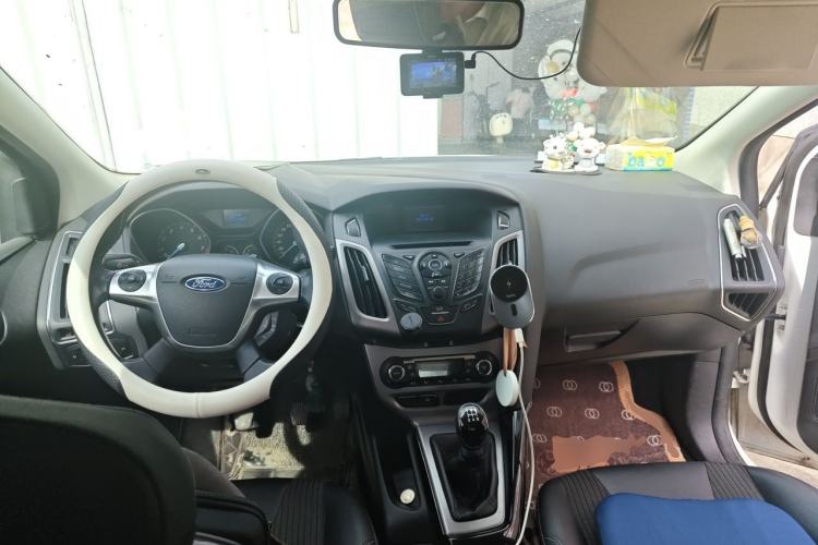 Used Ford Focus 2012 Sedan 1.6L Manual Fashion Edition Center Console