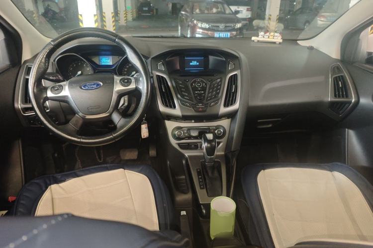 Used Ford Focus 2012 Hatchback 1.6L Automatic Fashion Edition Center Console