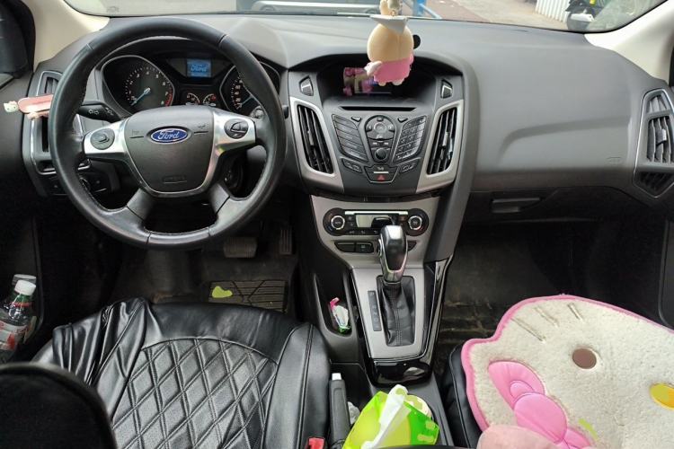 Used Ford Focus 2012 Sedan 1.6L Automatic Fashion Edition Center Console