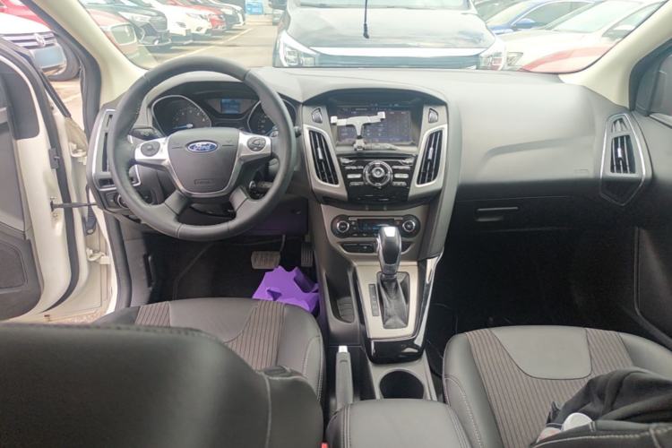 Used Ford Focus 2012 Hatchback 1.6L Automatic Fashion Edition Center Console