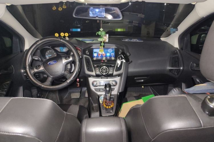 Used Ford Focus 2012 Hatchback 1.6L Automatic Fashion Edition Center Console