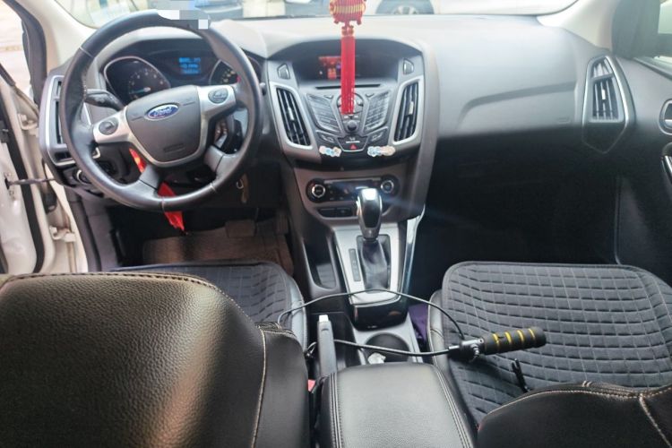Used Ford Focus 2012 Sedan 1.6L Automatic Fashion Edition Center Console