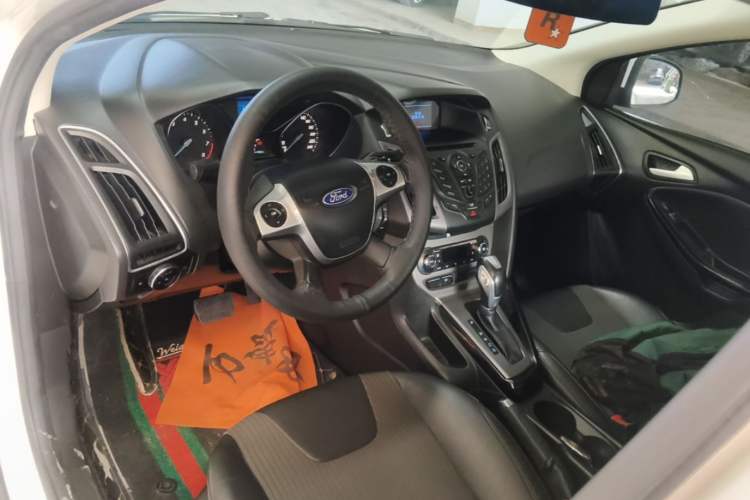 Used Ford Focus 2012 Sedan 1.6L Automatic Fashion Edition Center Console