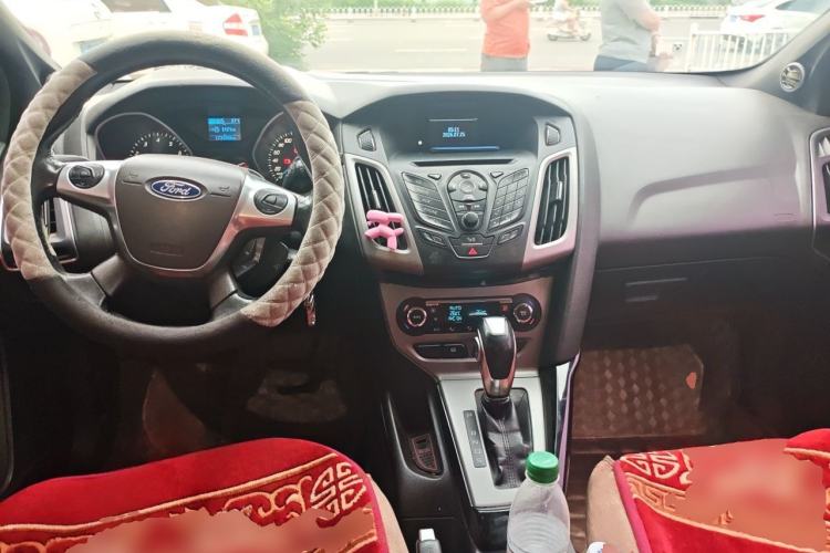 Used Ford Focus 2012 Hatchback 1.6L Automatic Fashion Edition Center Console