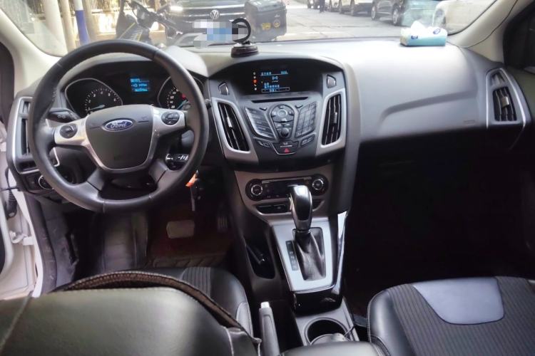 Used Ford Focus 2012 Hatchback 1.6L Automatic Fashion Edition Center Console