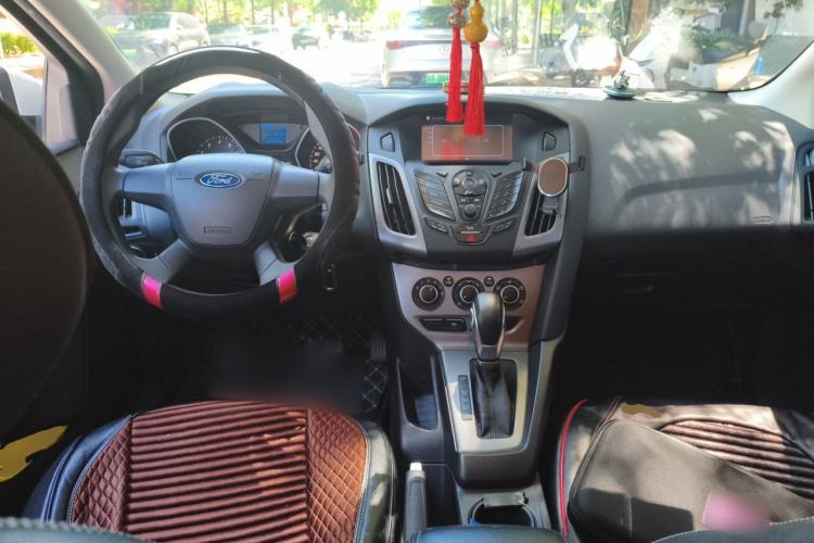 Used Ford Focus 2012 Hatchback 1.6L Automatic Comfort Model Center Console