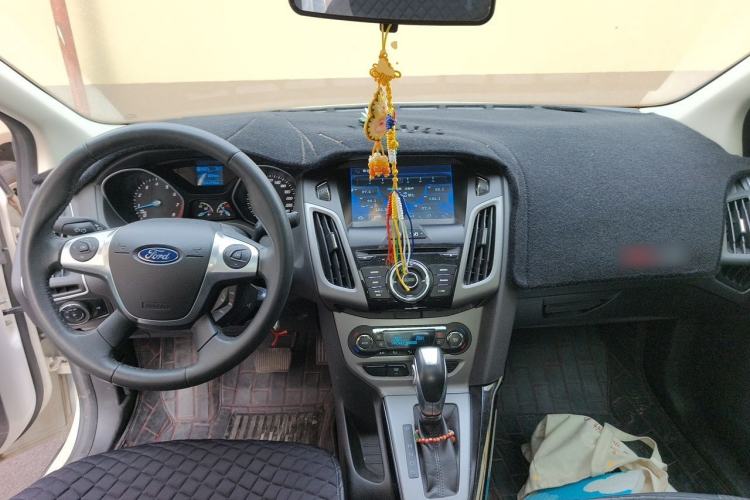 Used Ford Focus 2012 Sedan 1.6L Automatic Fashion Edition Center Console