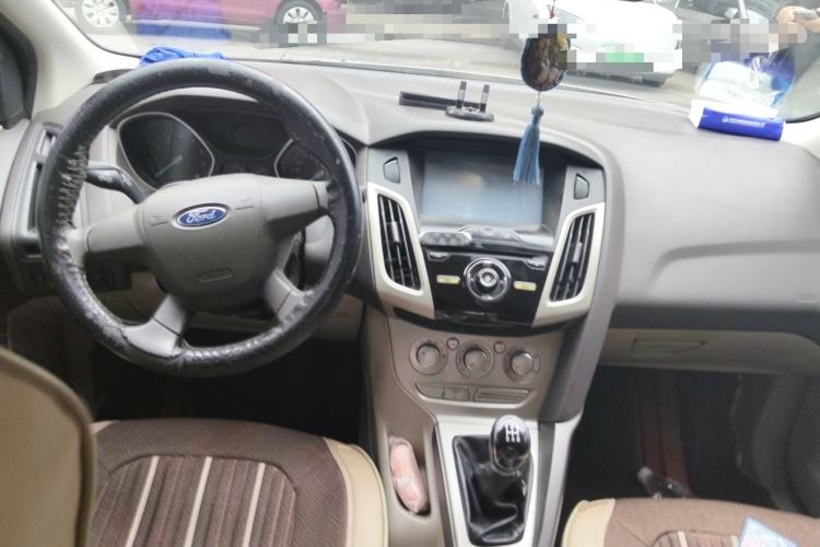 Used Ford Focus 2012 Sedan 1.6L Manual Comfort Model Center Console