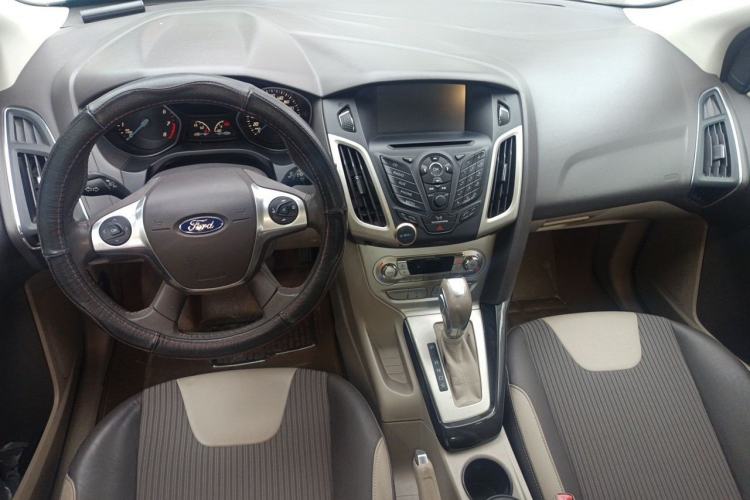 Used Ford Focus 2012 Sedan 1.6L Automatic Fashion Edition Center Console