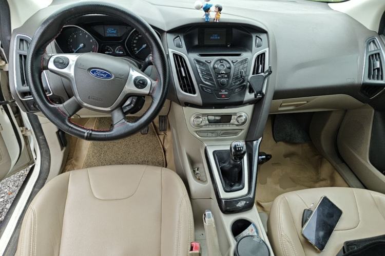 Used Ford Focus 2012 Sedan 1.6L Manual Fashion Edition Center Console