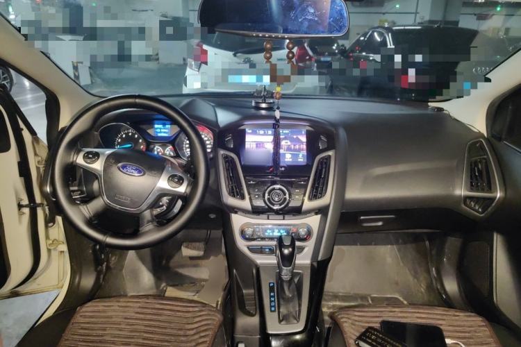Used Ford Focus 2012 Sedan 1.6L Automatic Fashion Edition Center Console