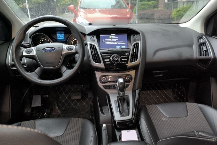 Used Ford Focus 2012 Hatchback 1.6L Automatic Fashion Edition Center Console