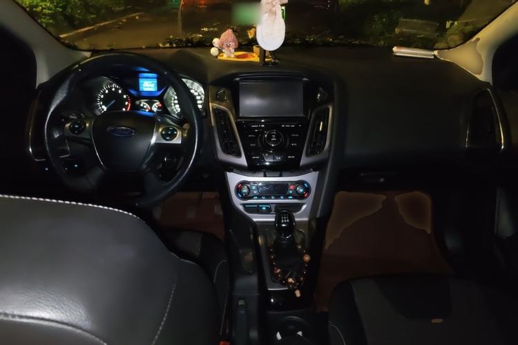 Used Ford Focus 2012 Sedan 1.6L Manual Fashion Edition Center Console