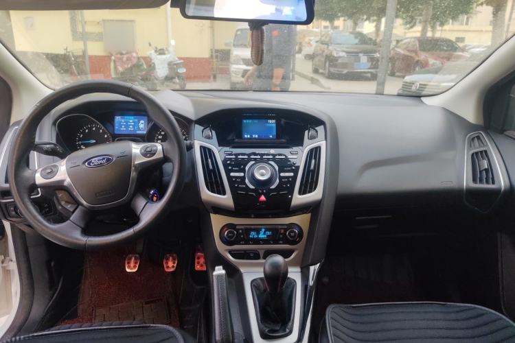 Used Ford Focus 2012 Hatchback 2.0L Manual Luxury Sport Model Center Console