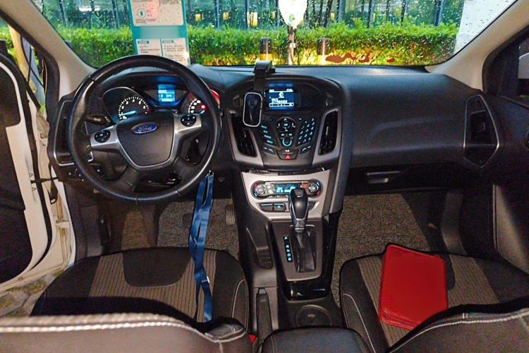 Used Ford Focus 2012 Sedan 1.6L Automatic Fashion Edition Center Console
