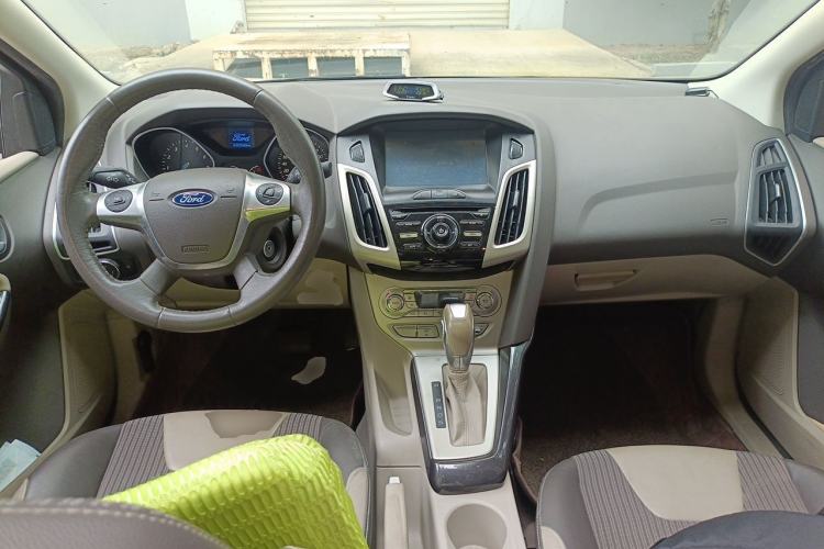 Used Ford Focus 2012 Sedan 1.6L Automatic Fashion Edition Center Console
