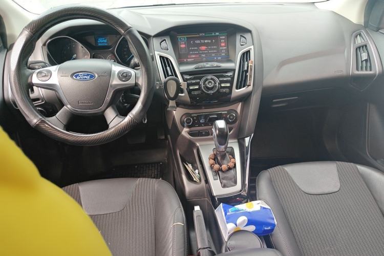 Used Ford Focus 2012 Sedan 1.6L Automatic Fashion Edition Center Console