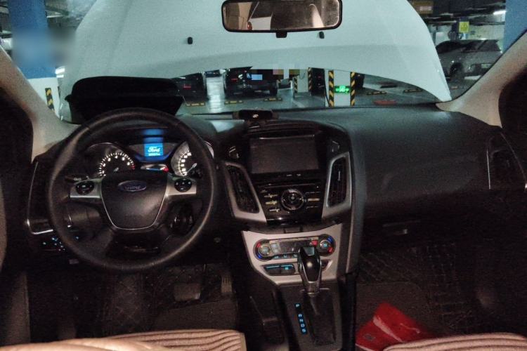 Used Ford Focus 2012 Sedan 1.6L Automatic Fashion Edition Center Console